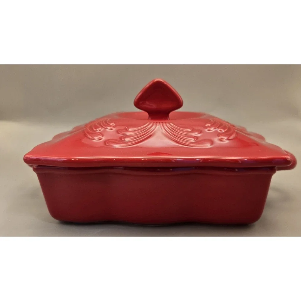 Red Bakeware One Quart ‎ Casserol Dish  Backing Pan With Lid Embossed Lid Detail